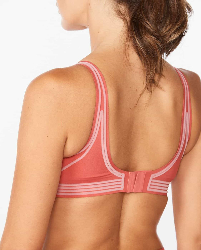 2xu Malaysia No Distractions Crop Rosette Cranberry Back Zoomed